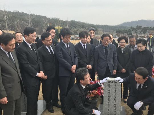 바른미래당 유승민·박주선 공동대표와 당 주요 당직자들은 25일 오후 대전현충원을 찾아 천안함 용사 묘역에서 참배했다.  사진=바른미래당 대전시당 제공
