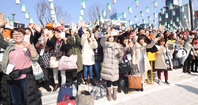 10일 패럴림픽 성공기원 소망 트리 세레모니가 열린 강릉 월화거리에 한류스타 장근석을 보기위해 한국을 찾은 2018명의 일본 팬들이 운집해 있다.  사진=강원일보·강원도 제공
