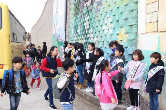 음성 오선초등학교 학생 자치회 임원들이 지난 16일 학교 정문 앞에서 등교 하는 학생들을 대상으로 학교폭력 추방 및 학교폭력 예방 캠페인을 벌이고 있다.         사진=음성교육지원청 제공
