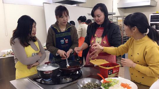 지난 15일 영동군 다문화가족지원센터 결혼이주여성 요리교실에서 참가자들이 직접 요리체험을 하고 있다. 사진=영동군 제공.
