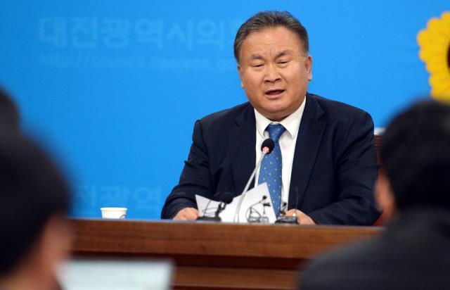 이상민 더불어 민주당 의원이 19일 오후 대전시의회 4층 대회의실에서 6.13지방선거 대전시장 출마를 선언하고 있다. 신호철 기자
