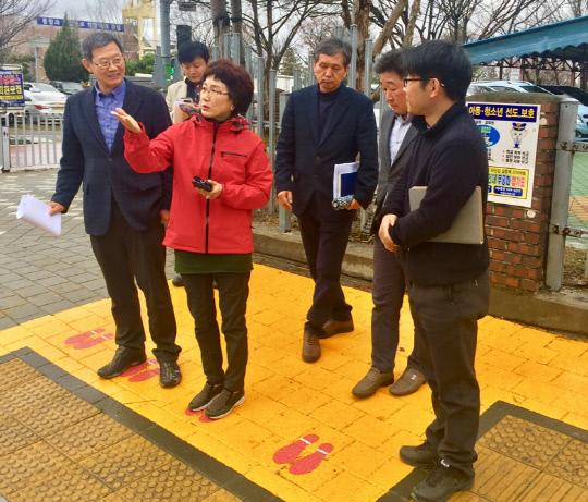 최선희(왼쪽 두번째) 대전시의회 의원이 19일 법동지역 초등학교를 찾아 교통안전시설에 대한 현장점검을 벌이고 있다. 사진=대전시의회 제공
