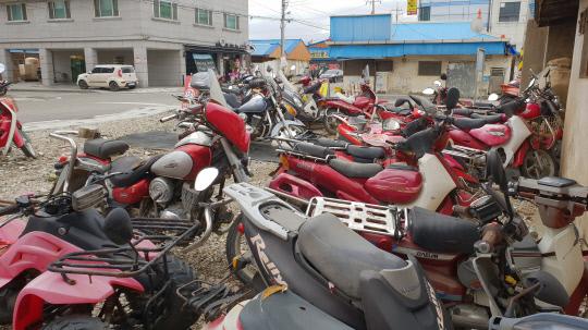 삽교읍 내 골목에 놓여있는 오토바이들. 낡은 모습이 묘하게 거리와 어울린다. 전희진 기자
