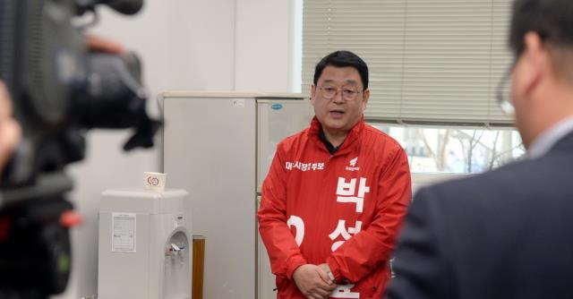 박성효 자유한국당 대전시장 후보가 20일 대전시의회에서 기자회견을 갖고 출마 포부를 밝히고 있다. 신호철 기자