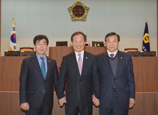 유익환(가운데) 충남도의회 의장이 지난 15일 의장직에 선출된 이후 김석곤(왼쪽) 부의장, 신재원 부의장과 함께 기념촬영을 하고 있다. 사진=충남도의회 제공
