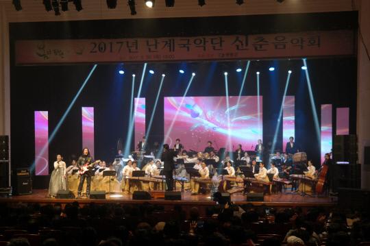 지난해 열린 신춘음악회에서 영동군립 난계국악단원이 공연하고 있는 모습. 사진=영동군 제공.
