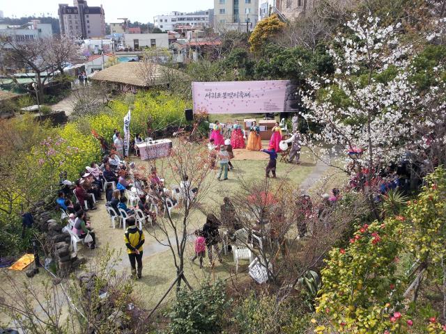 지난해 서귀포시 이중섭공원에서 열린 제7회 서귀포 봄맞이 축제에서 전통문화공연이 펼쳐지고 있다.사진=서귀포시청 제공