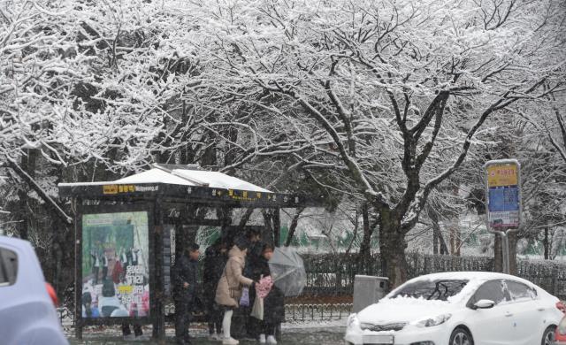 춘분인 21일 봄을 시샘하는 눈이 내린 가운데 대전 서구 둔산동에서 시민들이 버스를 기다리고 있다. 신호철 기자