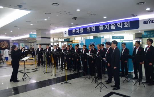을지대병원은 21일 대전 둔산동에 위치한 병원에서 `아리랑아버지합창단`을 초청, `제185회 환자를 위한 수요 을지음악회`를 개최했다. 사진=을지대병원 제공
