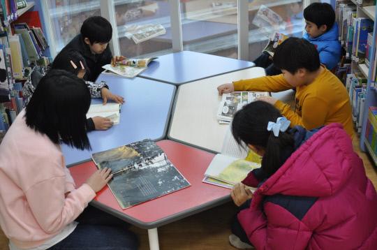 지역 어린이들이 레인보우영동도서관에서 독서를 하고 있는 모습. 사진=영동군 제공.
