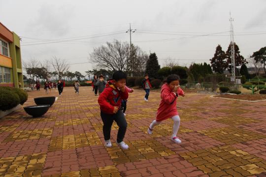 한정초등학교 학생들이 지난 21일 화재대피 훈련을 실시하고 있다. 사진 = 당진교육지원청 제공
