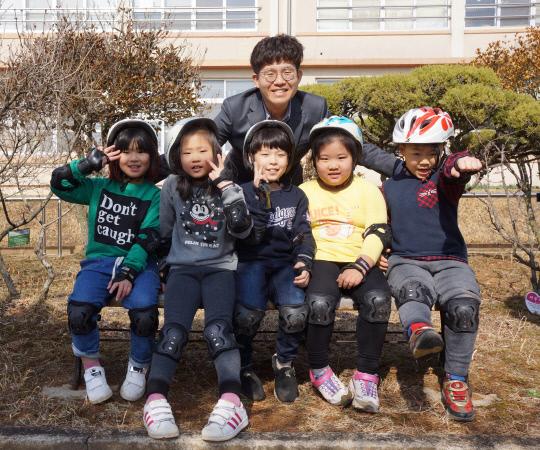 충남 최초의 남성 보건교사 김재웅씨가 수업 중 아이들과 함께 기념촬영을 하고 있다. 사진=김재웅 교사 제공 
