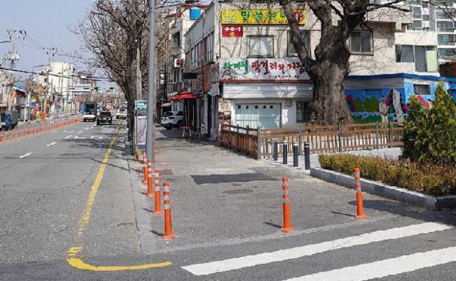 규격 안 맞는 인도 설치물 보행자 위협… 걸려 넘어져 부상 등 발생