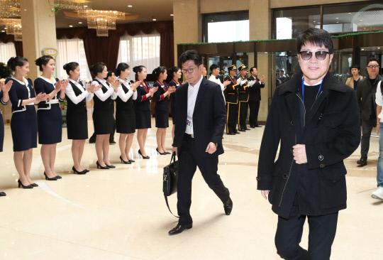 남북평화 협력기원 남측예술단 일원인 가왕 `조용필`이 31일 오후 평양 고려호텔에 도착, 직원들의 환영을 받고 있다. 평양공연 사진공동취재단
