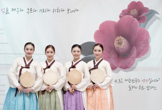 `횃불의 춤`을 선보이는 4명의 젊은 춤꾼(구명서, 정혜준, 유혜지, 김수아)
