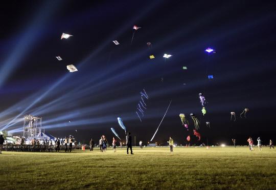 경북 의성군 안계면 위천 `의성세계연축제장`에 어둠이 깔리자 LED 연들이 공중에서 또다른 모습을 연출하고 있다. 사진=의성세계연축제집행위원회 제공