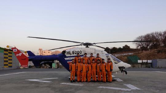 무사고 100시간, 300일 안전비행기록을 달성한 대전소방항공대가 기념촬영을 하고 있다. 사진=대전시 제공
