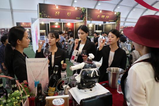 지난해 열린 대한민국와인축제에서 관광객들이 와인을 시음하고 있는 모습. 사진=영동군 제공.
