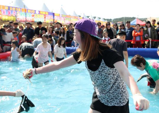 지난해 4월 22일 개최된 몽산포 주꾸미 & 수산물 축제 모습.사진=태안군 제공

  


