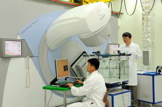 KRISS 연구진이 의료용 방사선 측정장치를 작동하고 있다. 사진=한국표준과학연구원 제공

