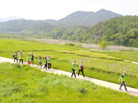 지난해 `양산팔경 금강둘레길 걷기축제`에서 참가자들이 둘레길을 걸으며 봄을 만끽하고 있다. 사진=영동군 제공.
