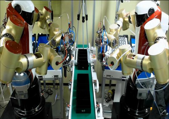 한국기계연구원이 독일 하노버 산업박람회에 전시할 산업용 협동로봇 아미로의 모습. 2대가 함께 휴대전화 조립작업을 진행하고 있다. 사진=한국기계연구원 제공
