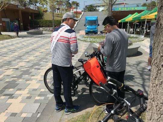 21일 세종호수공원에서 세종시청 직원이 시민들에게 자전거 개정법령 홍보물을 배부하고 있다. 사진=세종시 제공

