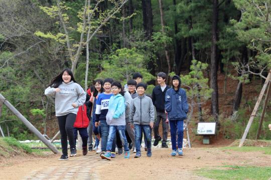 지난 24일 서천 화양초등학교 학생들이 이번에 조성된  `소로우 길`을 산책하고 있다.사진=국립생태원 제공
