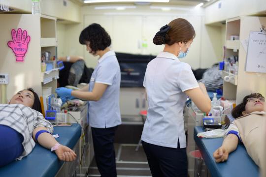 대전세종충남형액원에서 지원한 3대 헌혈차량에서 성도들이 헌혈하고 있는모습. 사진=하나님의 교회제공
