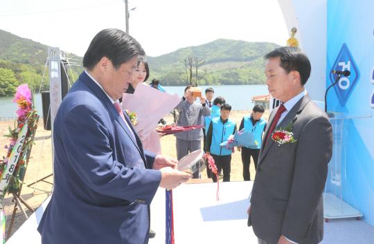 9일 서산시 운산면 고풍리 고풍지통수식이 열린 가운데 김기욱 (사진 오른쪽)의원이 한국농어촌공사 최규성 사장으로부터 감사패를 받고 있다.
사진=서산시의회 제공
