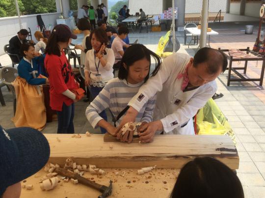 지난해 열린 대한민국 국악기 제작체험 축제에서 관광객들이 가야금 만드는 체험을 하고 있다. 사진=영동군 제공
