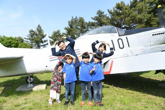 전순철 상사(42·부사후 168기)·김창옥 상사(34·부사후 188기)가 4명의 자녀와 함께 전투기 앞에서 가족 기념 사진을 촬영하고 있다. 사진=공군 제
