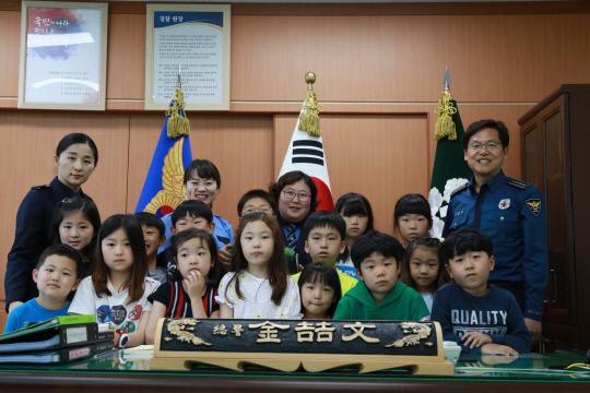 17일 세종경찰서장실을 방문한 세종지역 어린이들이 김철문(사진 오른쪽) 서장과  기념촬영을 하고 있다. 사진=세종경찰서 제공
