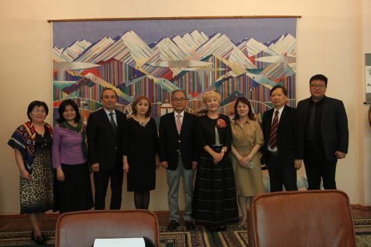 한국영상대와 주르게노프 국립예술아카데미 관계자들이  이달 초 카자흐스탄 현지에서 교육 협약 후 기념사진을 찍고 있다. 사진=한국영상대 제공
