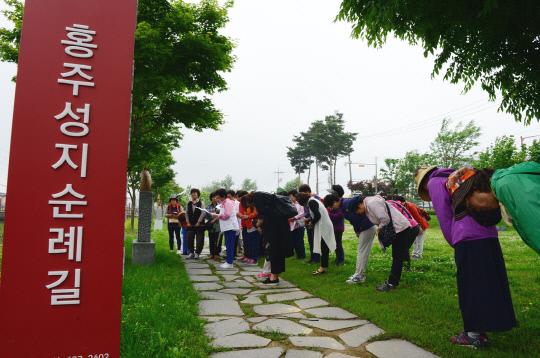 홍성지역이 천주교 순례지로 자리매김 한 가운데 순례자들이 홍주성지순례길을 걷고 있다. 사진=홍성군 제공
