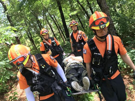 세종소방서 119 구급대원들이 봄철을 맞아 진행된 `2018 상반기 산악구조 훈련`에서 산악용 들것으로 환자를 이송하는 훈련을 진행하고 있다. 사진=세종시 제공
