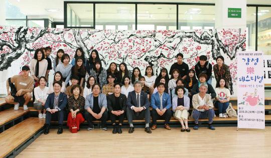 24일 전시회에 참여한 목원대 교수와 학생들이 박노권 총장과 기념사진을 찍고 있다. 사진=목원대 제공
