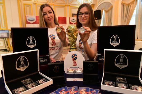 조폐공사가 러시아 월드컵을 기념해 출시한 2018 FIFA 러시아 월드컵 공식 기념메달. 사진=조폐공사 제공
