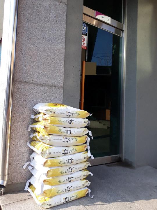 옥천 청성면사무소 창고앞에 익면의 후원자가 1년 2개월간 사랑의 쌀을 기증했다. 사진=옥천청성면사무소 제공
