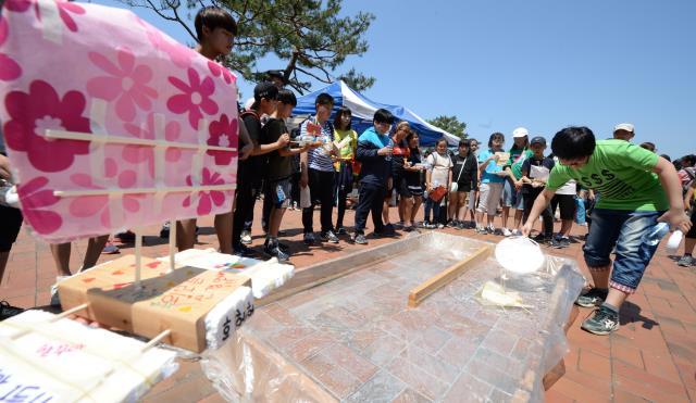 1일 충남 예산군 봉수산자연휴양림 일원에서 열린 목재페스티벌에 참가한 학생들이 돛단배를 만들어 경연을 펼치고 있다. 신호철 기자
