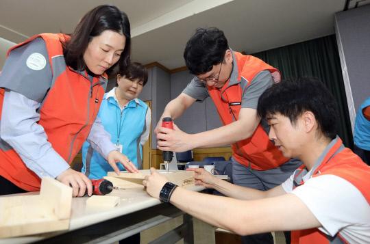 한국타이어 직원들이 창립 77주년을 맞이해 지역아동센터 아동들의 학습환경을 개선하기 위해 친환경 가구를 직접 제작하고 있다. 직접 제작한 가구들은 서울·대전·금산 등 아동복지시설 65곳에 전달될 예정이다. 사진 = 한국타이어 제공 
