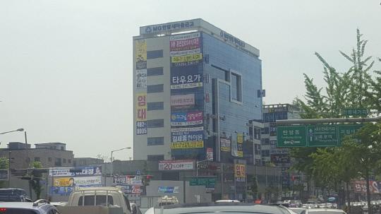 대전 서구 탄방동에 위치한 한밭새마을금고 신사옥에 임대를 모집하는 플래카드가 걸려 있다. 사진 = 김대욱 기자 
