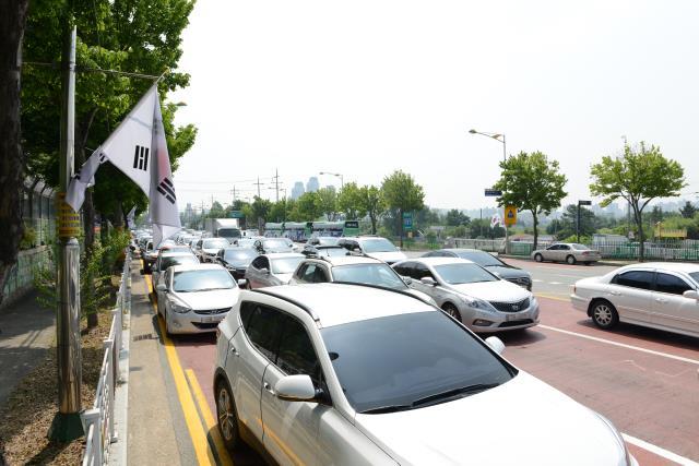 6일 제63회 현충일 추념식을 위해 대전현충원을 방문하려는 차량이 몰려들어 장대삼거리 일대가 주차장을 방불케 했다. 사진=정재훈 기자