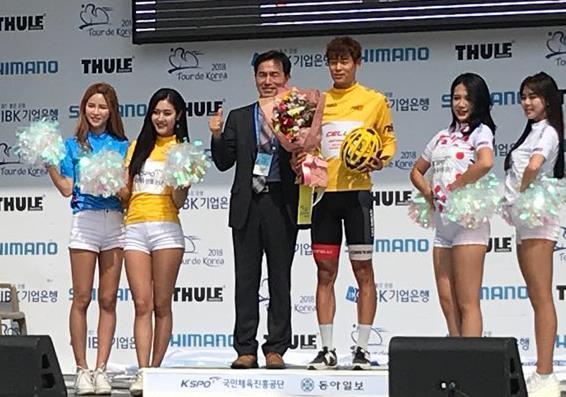 금산군청 싸이클팀 최형민 선수가 지난달 28일부터 열린Tour De Korea 2018 도로사이클대회에서 1구간 우승을 차지하고 시상을 받고 있다. 사진=금산군 제공
