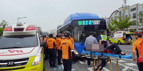 9일 오전 9시 25분쯤 대전 서구 가수원동의 한 도로에서 시내버스와 승용차가 추돌했다. 이 사고로 승객 12명이 다쳐 병원으로 옮겨졌다. 사진=대전소방본부 제공
