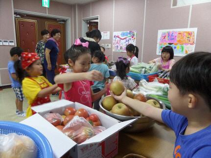 부여 규안초병설유치원 유아들이 시장놀이를 통해 과일등을 직접팔며 즐거워하고 있다. 사진=규암초 제공
