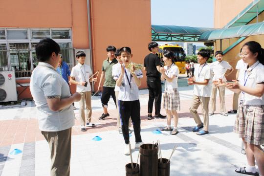 경천중-정명학교 통합교육에서 짝지와 전통놀이를 체험하고 있다. 사진=공주경청중 제공 
