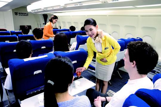 내달 첫 졸업생을 배출하는 항공운항과 학생들이 보잉 747 항공기 실내를 옮긴 항공실습실(MOCK-UP)에서 서비스 실습을 하고 있다. 사진=배재대 제공
