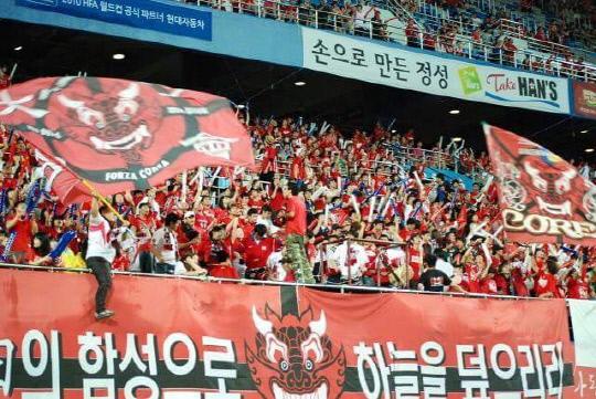 대전 붉은악마가 2014브라질월드컵 때 대전월드컵경기장에서 시민응원전을 펼치고 있다. 사진=대전 붉은악마 제공
