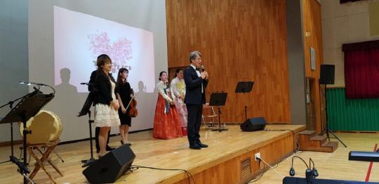 19일 한국교원대학교 고영신 교수 팀이  전동초등학교 강당에서 지역 어린이들을 대상으로 `그림책 음악 여행`  프로그램을 진행하고 있다. 사진=세종시교육청 제공
